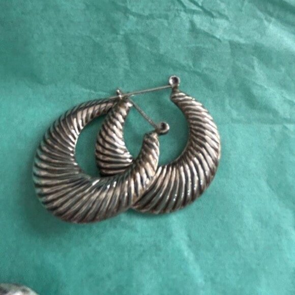 3 pairs of silver tone earrings and a delicate silver chain - Picture 8 of 8